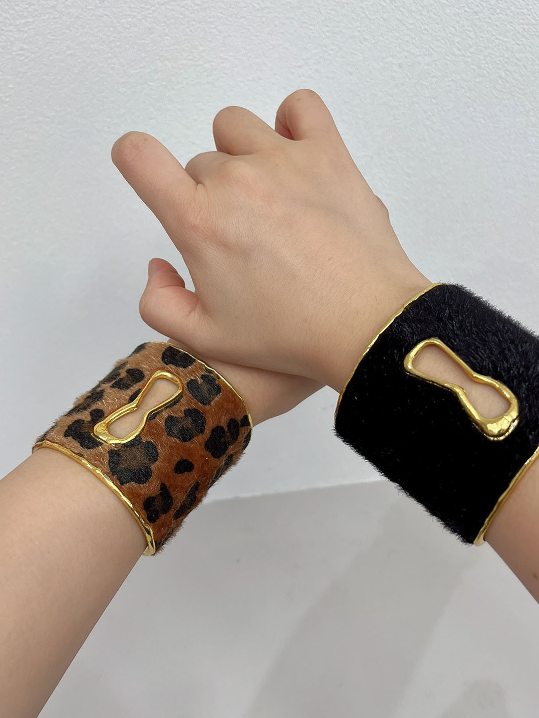 Women Fashion Open Now - Elegant Velvet Plush Open Hand Bracelet